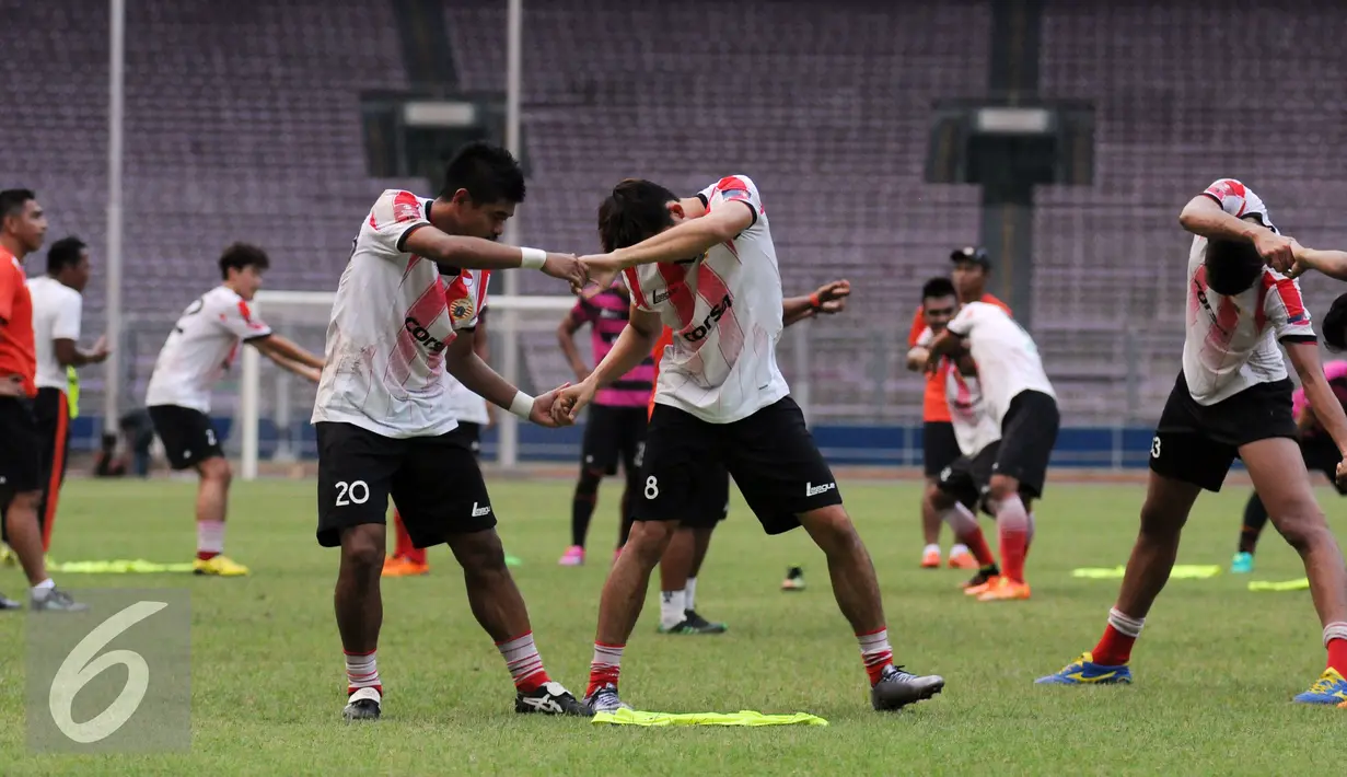 Pemain Persija melakukan peregangan otot usai latihan jelang laga melawan PS TNI pada lanjutan Torabika Soccer Championship presented by IM3 Ooredoo di Stadion GBK Jakarta, Kamis(9/6/2016). (Liputan6.com/Helmi Fithriansyah)