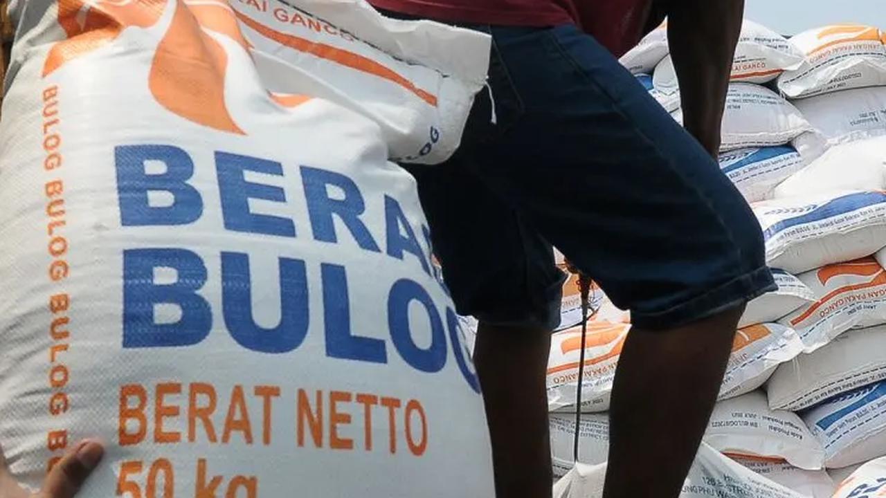 Bulog juga terus berupaya koordinasi dengan pemerintah pusat dan daerah untuk memastikan ketersediaan dan menekan lonjakan harga beras di tingkat konsumen.<br>
