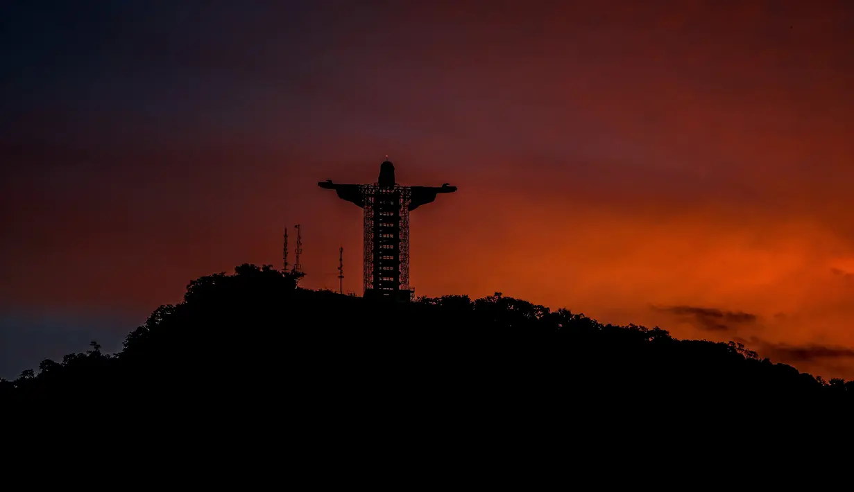 Pemandangan patung raksasa Yesus baru yang sedang dibangun di Encantado, negara bagian Rio Grande do Sul, Brasil, pada 9 April 2021. Patung yang dilabeli dengan nama Kristus sang Pelindung itu akan memiliki tinggi 43 meter, dan menjadi patung Yesus tertinggi ketiga di dunia. (SILVIO AVILA/AFP)
