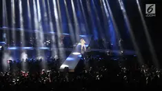 Penyanyi Afgansyah Reza atau Afgan menghibur penggemarnya saat menggelar konser bertajuk Dekade di Istora Senayan, Jakarta, Jumat (8/8/2019). Konser ini merupakan penanda 10 tahun penyanyi Afgansyah Reza di industri musik Indonesia. (Liputan6.com/Angga Yuniar)