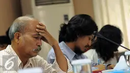 Keluarga korban penculikan, Paian Siahaan tertunduk saat membacakan aduan di kantor Komisi Kejaksaan, Jakarta, Jumat (11/3). Keluarga korban mengadukan Jaksa Agung dalam penyidikan perkara pelanggaran HAM berat. (Liputan6.com/Helmi Fithriansyah)
