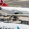 Peti jenazah turis Italia yang tewas saat menyelam di Maladewa tiba di Bandara Malpensa, Milan. (dok. Marco Ottico/LaPresse via AP)