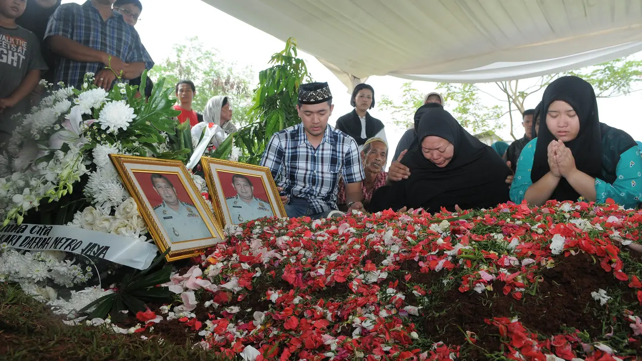[FOTO] Suasana Haru Pemakaman AKBP Pamudji