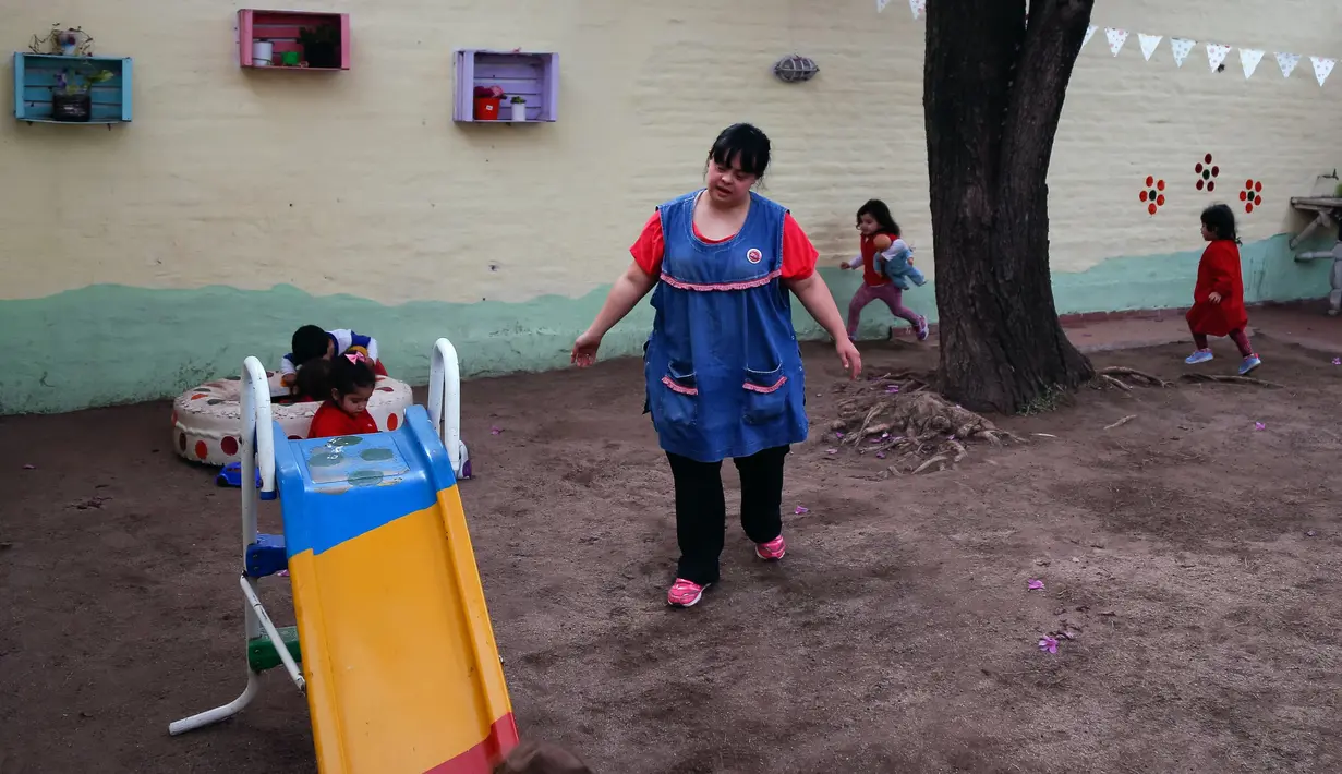 Noelia Garella saat bertugas menjadi guru di TK Jeromito, Cordoba, Argentina (24/10). Dengan kondisi yang dideritanya Noelia Garella tetap semangat mengajari para murid TK di Argentina.  (AFP Photo/Diego Lima)
