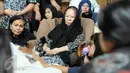 Suasana duka di kediaman Adnan Buyung Nasution di kawasan Lebak Bulus, Jakarta, Rabu (23/9/2015). Adnan meninggal pada pukul 10.14 WIB di RSPI. (Liputan6.com/Helmi Afandi)