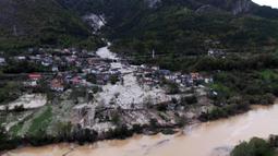 Hujan deras yang membanjiri kota-kota dan memicu tanah longsor menewaskan sedikitnya 14 orang di Bosnia pada hari Jumat (4/10/2024). (ELVIS BARUKCIC/AFP)