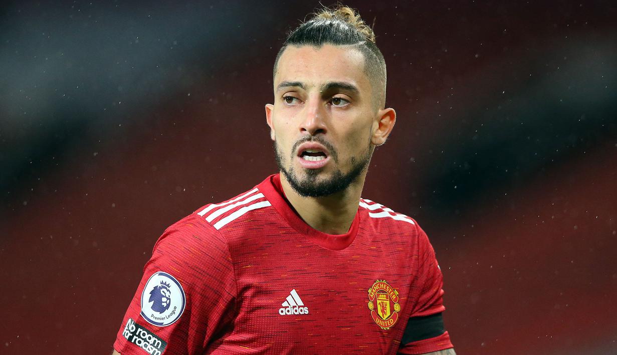 Alex Telles baru dimainkan oleh pelatih Ole Gunnar Solskjaer sebanyak tiga kali pada musim ini. Telles diketahui sering mendapatkan cedera pada musim ini. Pemain 28 tahun tersebut juga tercatat melakoni laga Derby Manchester di 17 menit akhir pertandingan. (AFP/Pool/Alex Livesey)