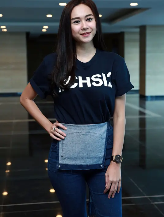 "Aku sih kerja aja, lakuin hal positif. Aku kalau lagi jenuh, bosan, stuck, larinya ke alam juga," kata Aura Kasih di kawasan Kebon Jeruk, Jakarta Barat, Minggu (15/5/2016). (Deki Prayoga/Bintang.com)