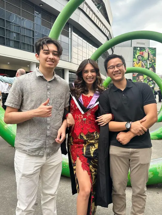 Penampilannya disempurnakan pulasan makeup natural yang flawless. Sementara rambut panjangnya dibiarkan tergerai. [@kiaramckenna]