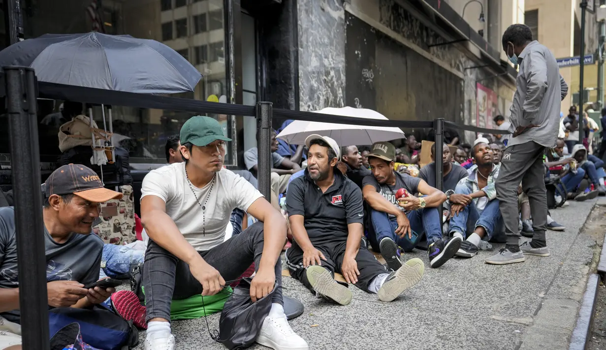 New York terikat oleh keputusan persetujuan berusia puluhan tahun dalam gugatan class action untuk menyediakan tempat berlindung bagi mereka yang tidak memiliki rumah.  (AP Photo/John Minchillo)