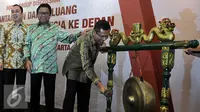 Menperin, Saleh Husin (kanan) memukul gong membuka RUA IX AEKI di Jakarta, Kamis (10/3). Indonesia siap bersaing di dunia untuk menjadi negara penghasil kopi terbesar setelah Brasil dan Vietnam. (Liputan6.com/JohanTallo)