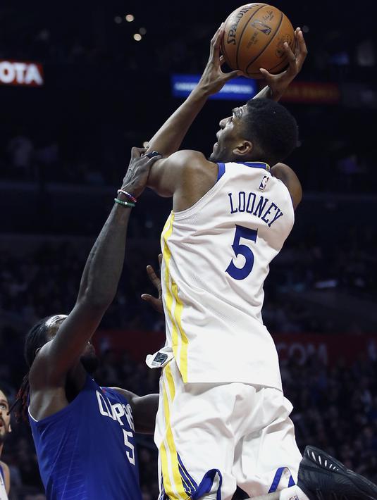 Aksi pemain Warriors, Kevon Looney, melakukan lay up saat diadang pemain Clippers, Montrezl Harrell pada laga NBA basketball game di Staples Center, Los Angeles, (6/1/2018). Warriors 121-105. (AP/Alex Gallardo)