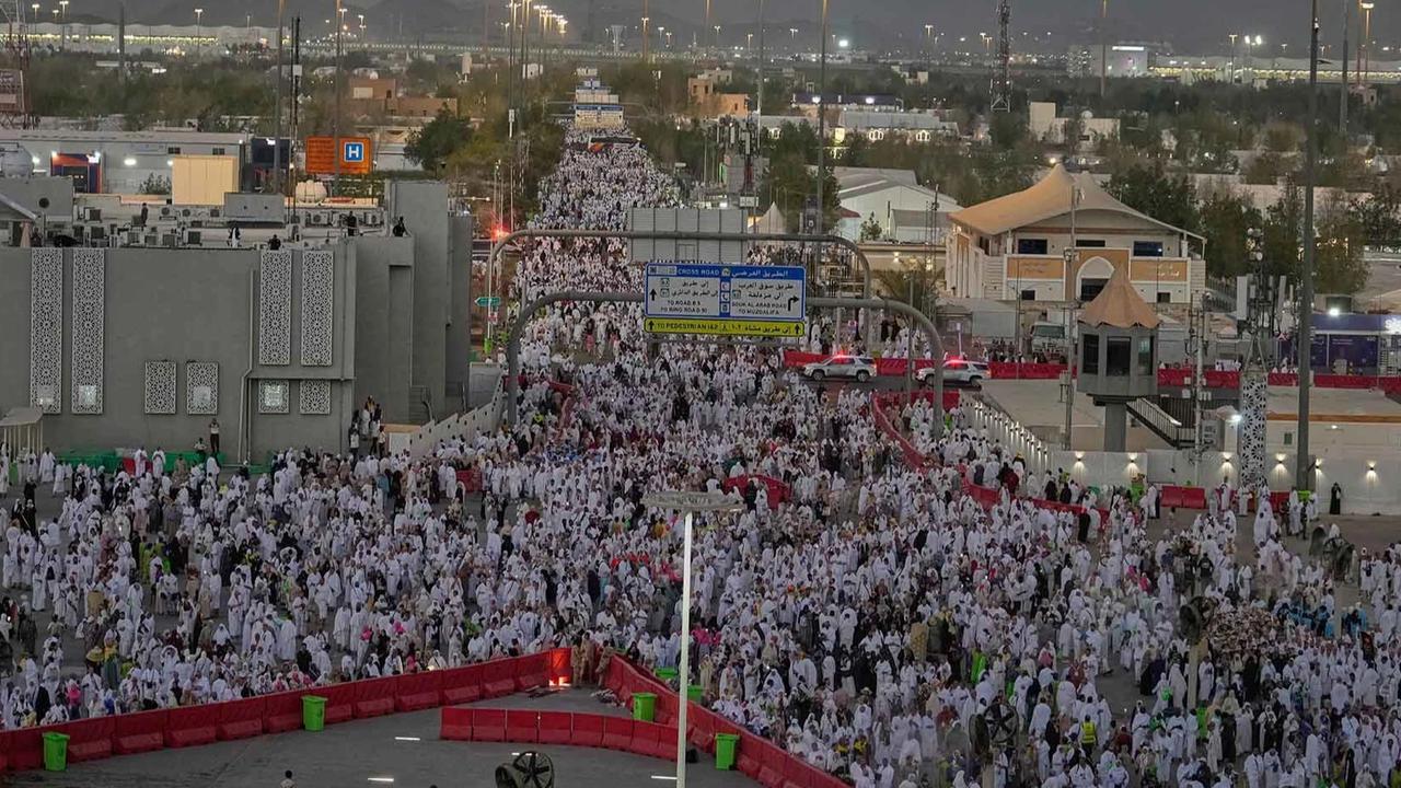 FOTO: Khusyuk Jemaah Haji Berdoa di Jabal Rahmah