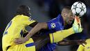 Pemain Porto, Danilo (kiri) berusaha menghadang laju pemain Leicester City, Islam Slimani pada laga grup G Liga Champion di King Power Stadium, Rabu (27/9/2016) dini hari WIB. (AFP/Adrian Dennis)