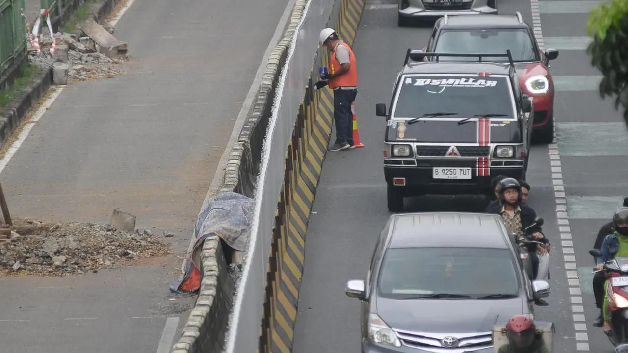 Pekerja menyelesaikan proyek strategis nasional LRT Jakarta Phase 1B Velodrome - Manggarai di Jakarta, Kamis (23/11/2023). Pemerintah Provinsi (Pemprov) DKI Jakarta akan melanjutkan proyek LRT Jakarta 1B Velodrome-Manggarai sepanjang 6,4 kilometer.<br>