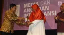 Relawan Kapuas Membaca,  Mayu Fentami saat menerima penghargaan SK Trimurti pada perayaan Ulang Tahun AJI Indonesia, di Jakarta, Senin (07/08). Penghargaan ini merupakan bentuk apresiasi bagi jurnalis atau aktivis perempuan (Liputan6.com/Angga Yuniar)