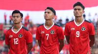 Pemain Timnas Indonesia, Pratama Arhan, Marselino Ferdinan, dan Ramadhan Sananta menyanyikan lagu Indonesia Raya saat laga semifinal sepak bola SEA Games 2023 melawan Timnas Vietnam U-22 di Olympic Stadium, Phnom Penh, Kamboja, Sabtu (13/05/2023). (Bola.com/Abdul Aziz)