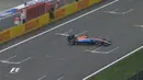 Pebalap Manor Racing, Pascal Wehrlein, melintir saat melewati trek yang masih basah dalam sesi kualifikasi F1 GP China di Sirkuit Internasional Shanghai, China, Sabtu (16/4/2016). (Bola.com/Twitter/F1) 