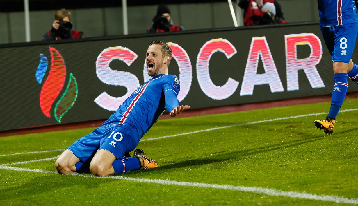 Pemain timnas Islandia, Gylfi Sigurdsson merayakan gol ke gawang Kosovo pada laga Grup I Kualifikasi Piala Dunia 2018 di Laugardalsvollur, Senin (9/10). Islandia untuk pertama kalinya lolos ke Piala Dunia setelah menang 2-0. (AP/Brynjar Gunnarsson)