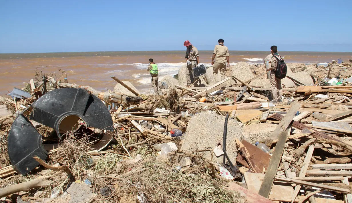 Tim pencari terus menyisir jalanan, reruntuhan bangunan, dan bahkan laut untuk mencari korban di Derna, Rabu, 13 September 2023. (AP Photo/Yousef Murad)
