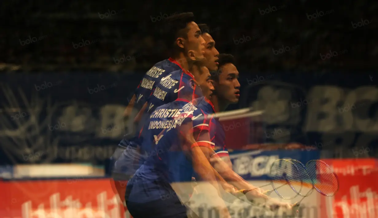 Jonatan Christie tengah serius menghadapi lawannya asal China Lin Dan pada laga Indonesia Open 2016 di Istora Senayan, Jakarta, Kamis (2/6/2016). (Bola.com/Nicklas Hanoatubun)