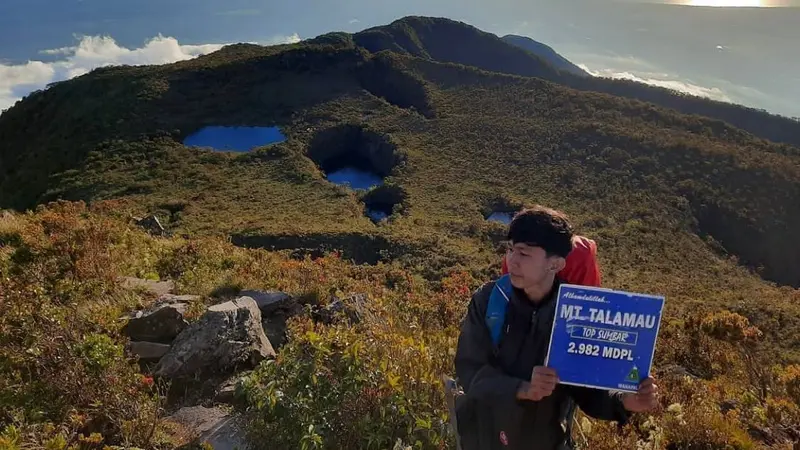 Gunung Talamau di Sumatera Barat dengan pemandangan telaganya yang indah