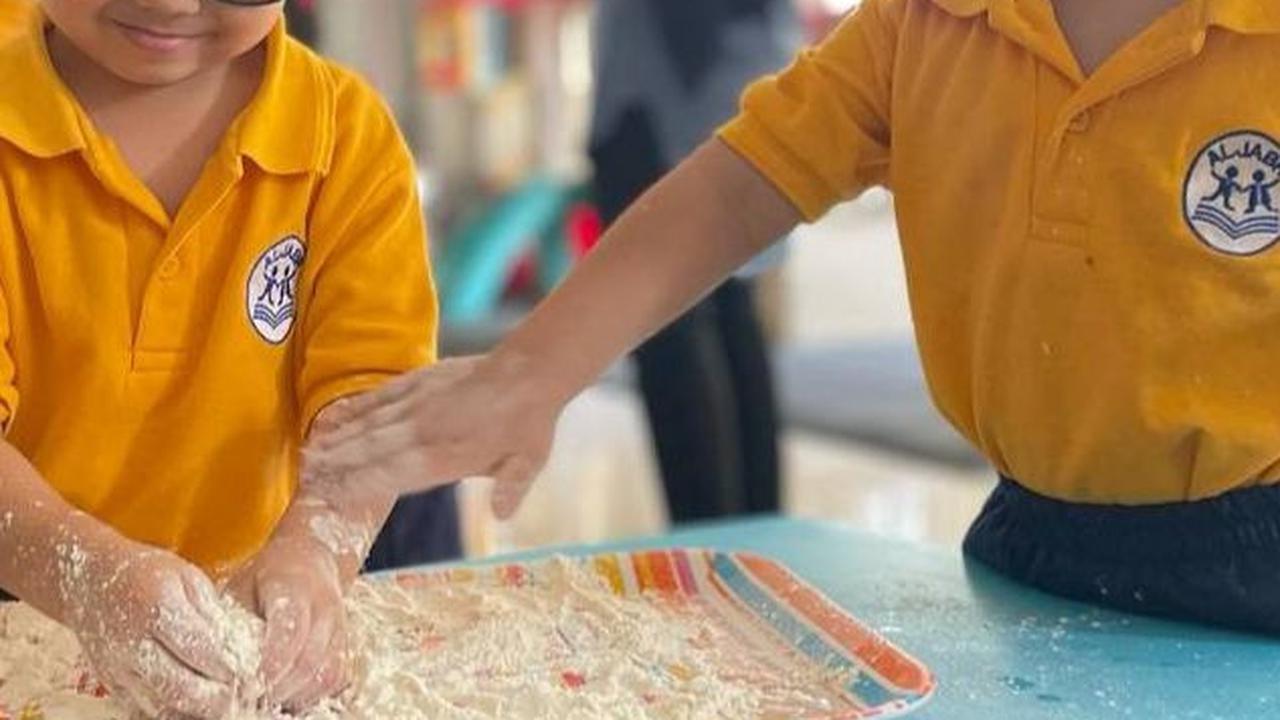Menggemaskan Sekali, 7 Foto Gala Sky Saat Ikutan Cooking Class Bikin Donat di Sekolah