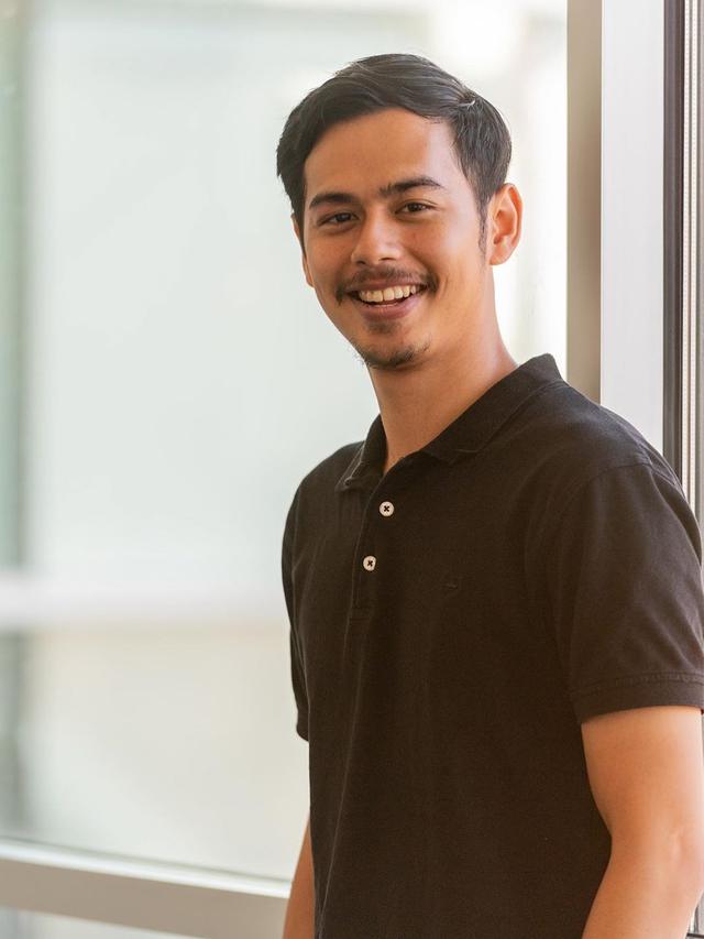 Sabet Cum Laude di New York, Ini 6 Potret Surya Sahetapy Anak Dewi Yull