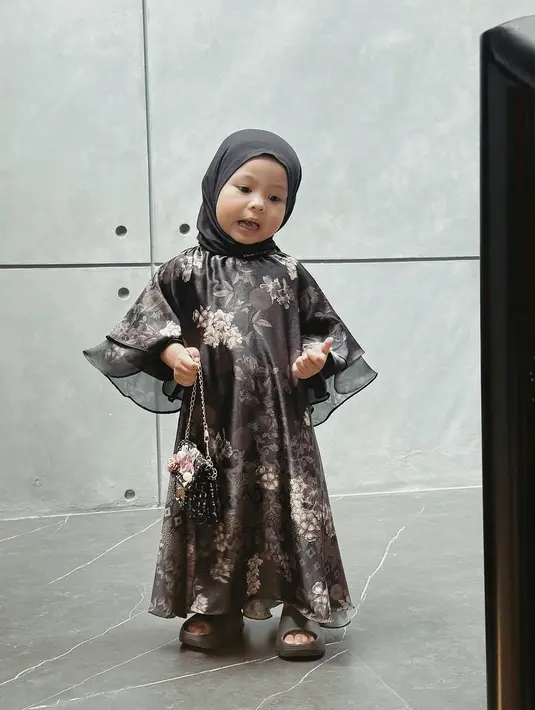 Mana penampilan Ameena yang jadi favoritmu, Sahabat FIMELA? Yang memakai cheongsam atau gamis berhijab? [Foto: Instagram/ameenaatta]