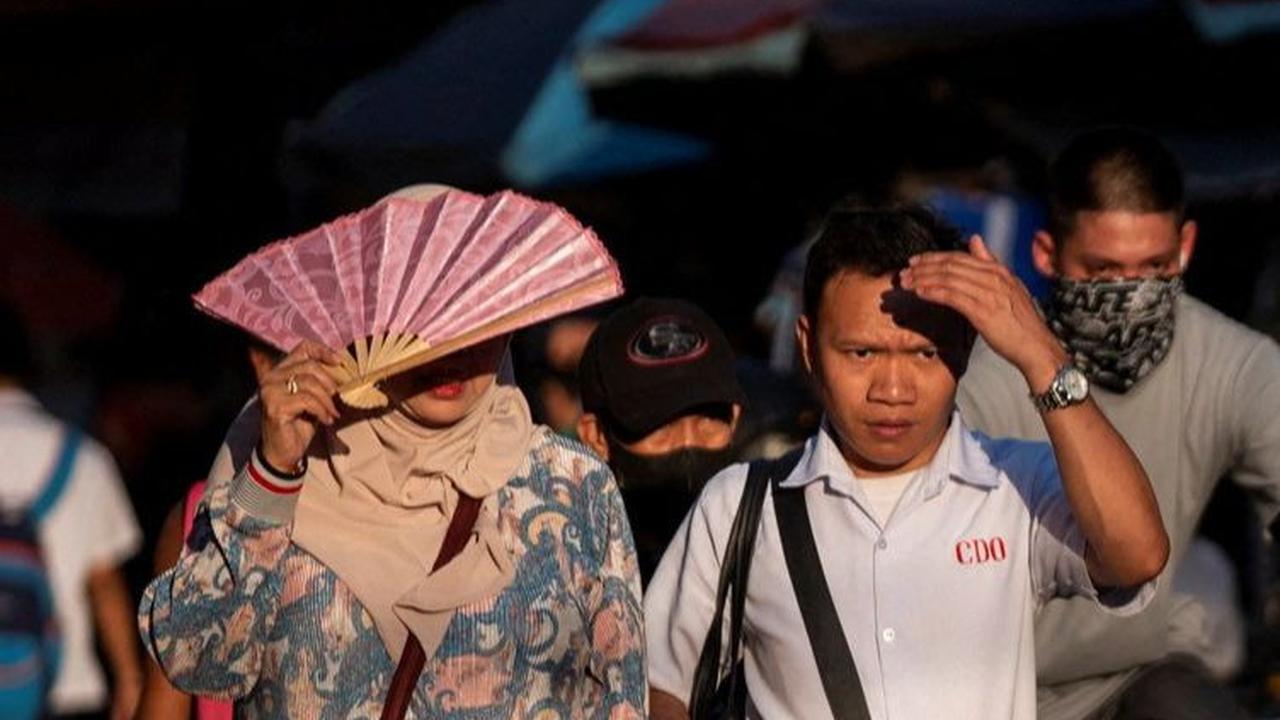 Sementara, orang-orang di Filipina juga diimbau untuk membatasi waktu dan kegiatan mereka di luar ruangan.&nbsp;REUTERS/Lisa Marie David