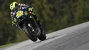 Pembalap Monster Energy Yamaha Valentino Rossi saat sesi latihan ketiga Moto GP Grand Prix Austria di sirkuit Red Bull Ring di Spielberg, Austria pada 15 Agustus 2020. Kemenangan terakhir The Doctor, julukan Valentino Rossi, adalah pada 2017 di Sirkuit Assen, Belanda. (AFP Joe Klamar)