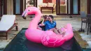 Pulau Dewata menjadi saksi asmara mereka. Randy dan Chelsey juga menikmati honeymoon mereka. Terlihat saat mereka sedang duduk bersama di atas ban flamingo berwarna pink, menggemaskan! (Liputan6.com/IG/@randpunk)