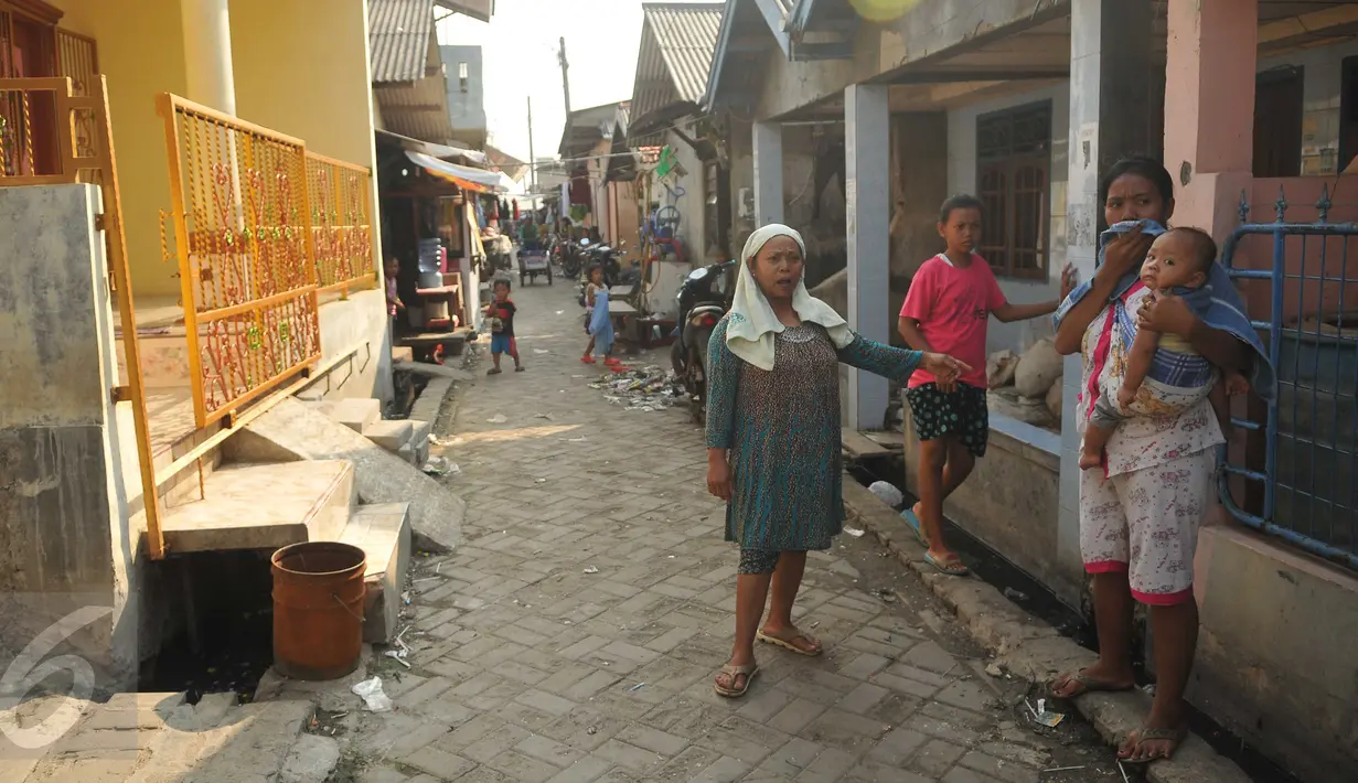 Keseharian warga yang tinggal di salah satu gang di Kampung Dadap, Tangerang, Rabu (18/5). Rencananya, Pemerintah Kabupaten Tangerang akan melakukan penertiban kawasan tersebut pada akhir Mei 2016. (Liputan6.com/Gempur M Surya)