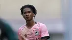 Kompetisi kasta tertinggi sepak bola Indonesia, BRI Liga 1 2021/2022 resmi bergulir mulai 27 Agustus 2021 lalu. Dalam rangkaian laga pekan pertama yang masih berlangsung, rekor pemain termuda berhasil dipecahkan oleh sayap kanan Madura United, Ronaldo Kwateh. (Foto: Bola.com/Ikhwan Yanuar)