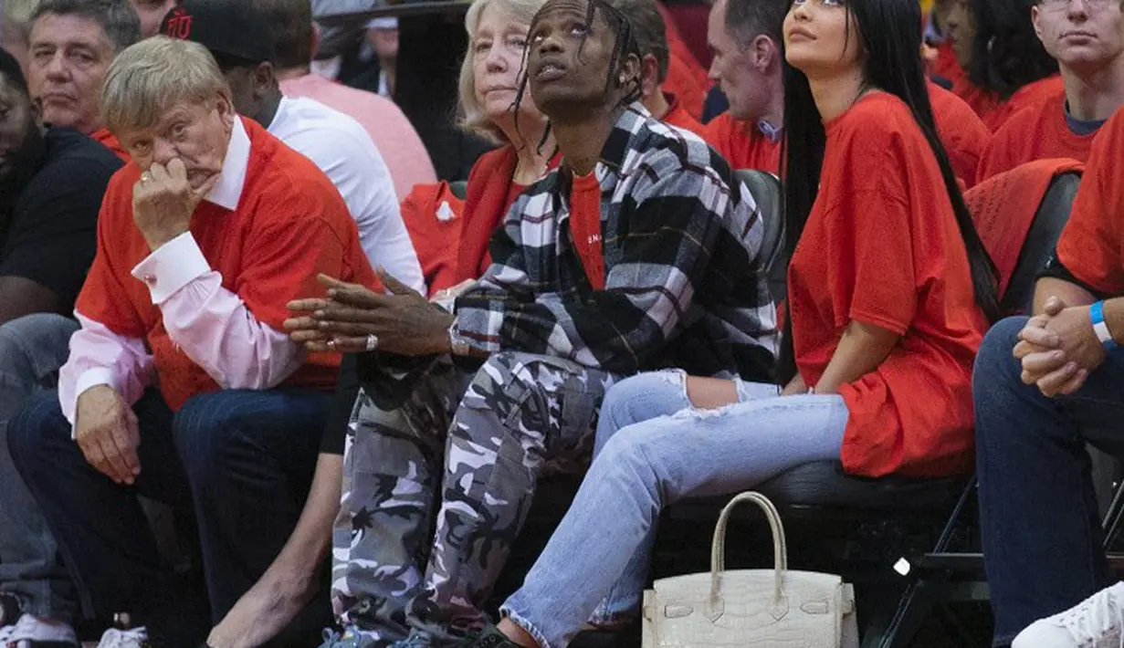 Meskipun terkesan terlalu cepat Kylie Jenner mengandung anak pertamanya bersama Travis Scott, namun ini membuat keduanya sangat bahagia. Seperti pemberitaan yang beredar, mereka sangat antusias menyambut kelahiran anak pertamanya. (AFP/Bob Levey)