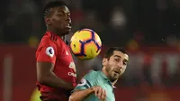 Gelandang Manchester United, Paul Pogba berebut bola dengan gelandang Arsenal, Henrikh Mkhitaryan selama pertandingan lanjutan Liga Inggris di stadion Old Trafford (5/12). MU bermain imbang 2-2 atas Arsenal. (AFP Photo/Oli Scarff)