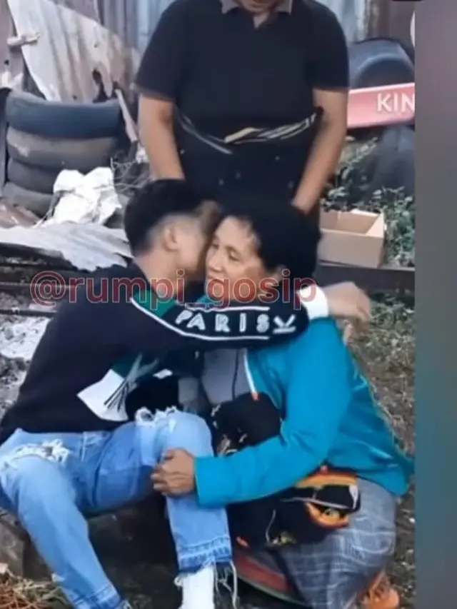 Potret haru Betrand Peto disambut keluarga saat pulang kampung (Sumber: Instagram/@rumpi_gosip)