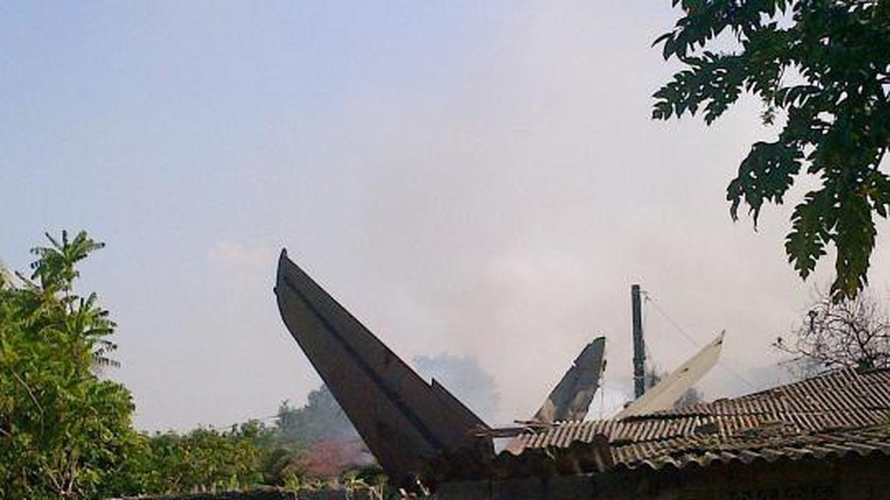 Pesawat Fokker TNI jatuh timpa sembilan rumah