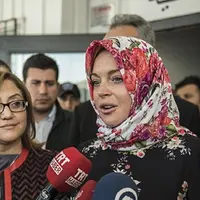 Lindsay Lohan kembali terlihat mengenakan jilbab. (Foto: Dailymail)