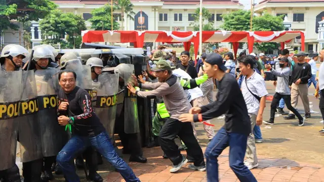 Simulasi pengamanan Pemilu di Tuban. (Adirin/Liputan6.com)