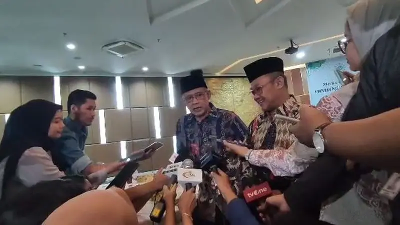 Ketua Umum PP Muhammadiyah Haedar Nashir (kiri