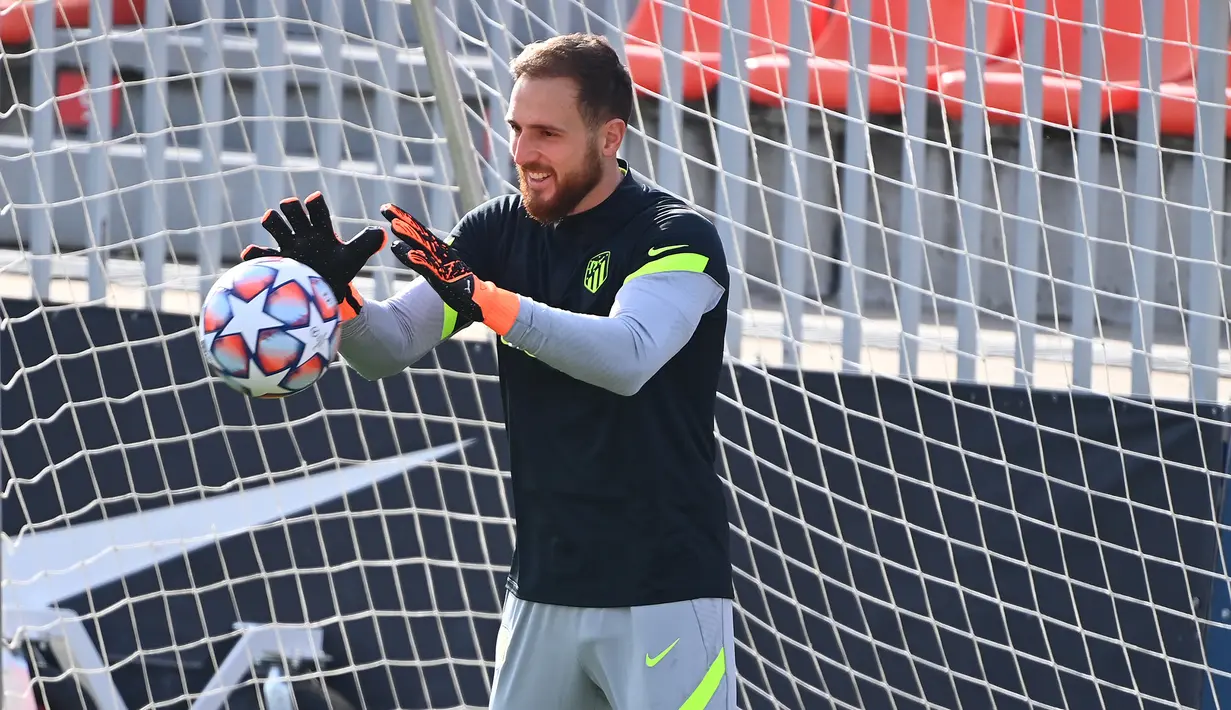 Kiper Atletico Madrid, Jan Oblak, menangkap bola saat sesi latihan di Estadio Wanda Metropolitano, Selasa (24/11/2020). Atletico Madrid akan menghadapi Lokomotiv Moscow pada laga matchday keempat Liga Champions. (AFP/Gabriel Bouys)