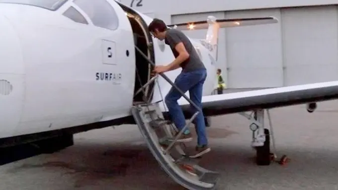 Seorang pria naik pesawat setiap kali akan berangkat dan pulang kerja | Copyright odditycentral.com