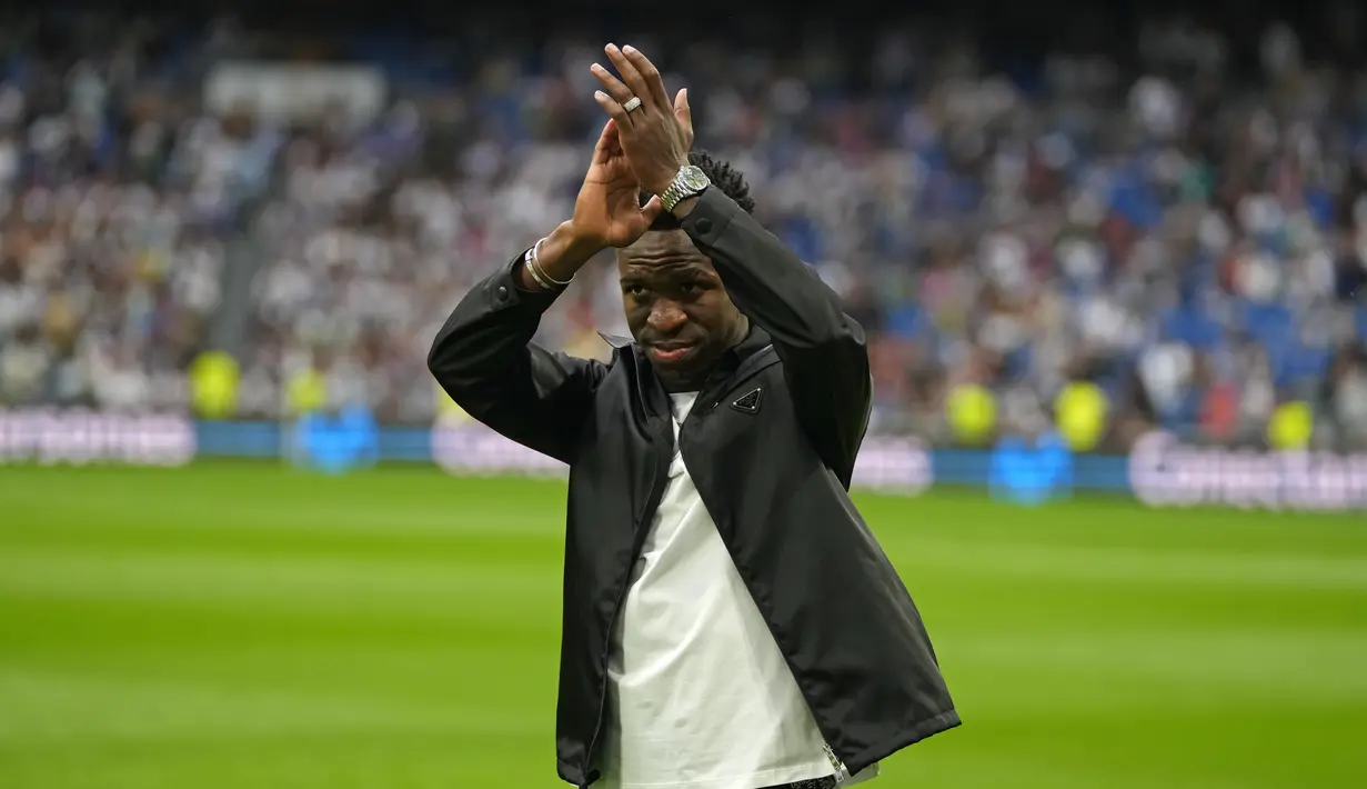 Vinicius menerima dukungan tersebut dengan hangat. (AP Photo/Manu Fernandez)