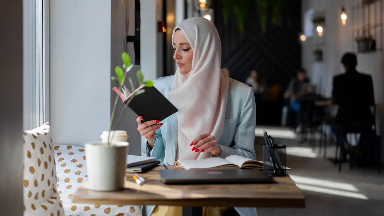 Ilustrasi Islami, muslimah, membaca buku, belajar hadis
