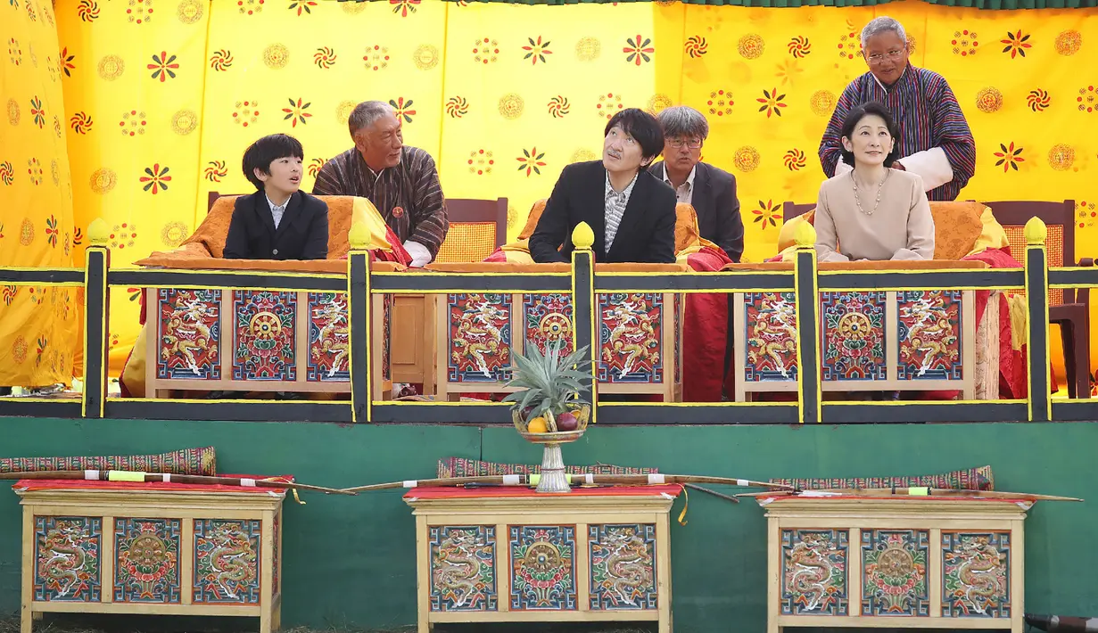 Putra Mahkota Jepang Akishino (depan tengah), Putri Mahkota Kiko (depan kanan) dan putra mereka yang berusia 12 tahun, Pangeran Hisahito (depan kiri) mengunjungi stadion panahan nasional di Thimphu, Bhutan (19/8/2019). (AFP Photo/Japan Out/Jiji Press)