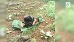 Warganet ramai membicarakan seorang bocah yang sedang beribadah salat di tengah kebun dan hanya beralaskan daun pisang.