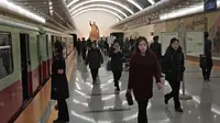 Orang-orang berjalan di peron saat tiba di stasiun kereta bawah tanah Kaesong di Pyongyang, Korea Utara (23/11/2019). Stasiun ini  memperbaharui tanda-tanda LED yang menunjukkan informasi kereta dan cuaca lokal. (AP Photo/Dita Alangkara)