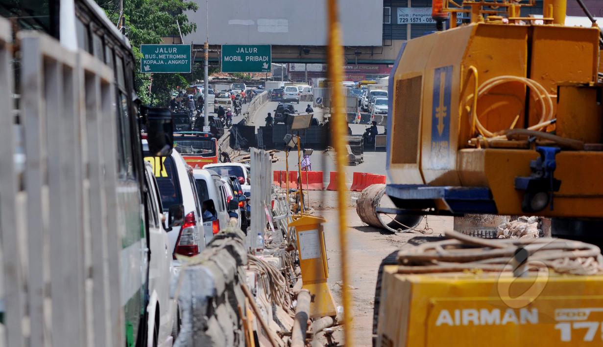 Puluhan kendaraan terjebak kemacetan di Jalan Raya Cipulir, Jakarta, Kamis (30/4/2015). Pembangunan jalan layang terpanjang Tendean-Ciledug (9,3 kilometer) untuk transjakarta Koridor XIII berimbas pada kemacetan panjang . (Liputan6.com/Andrian M Tunay)