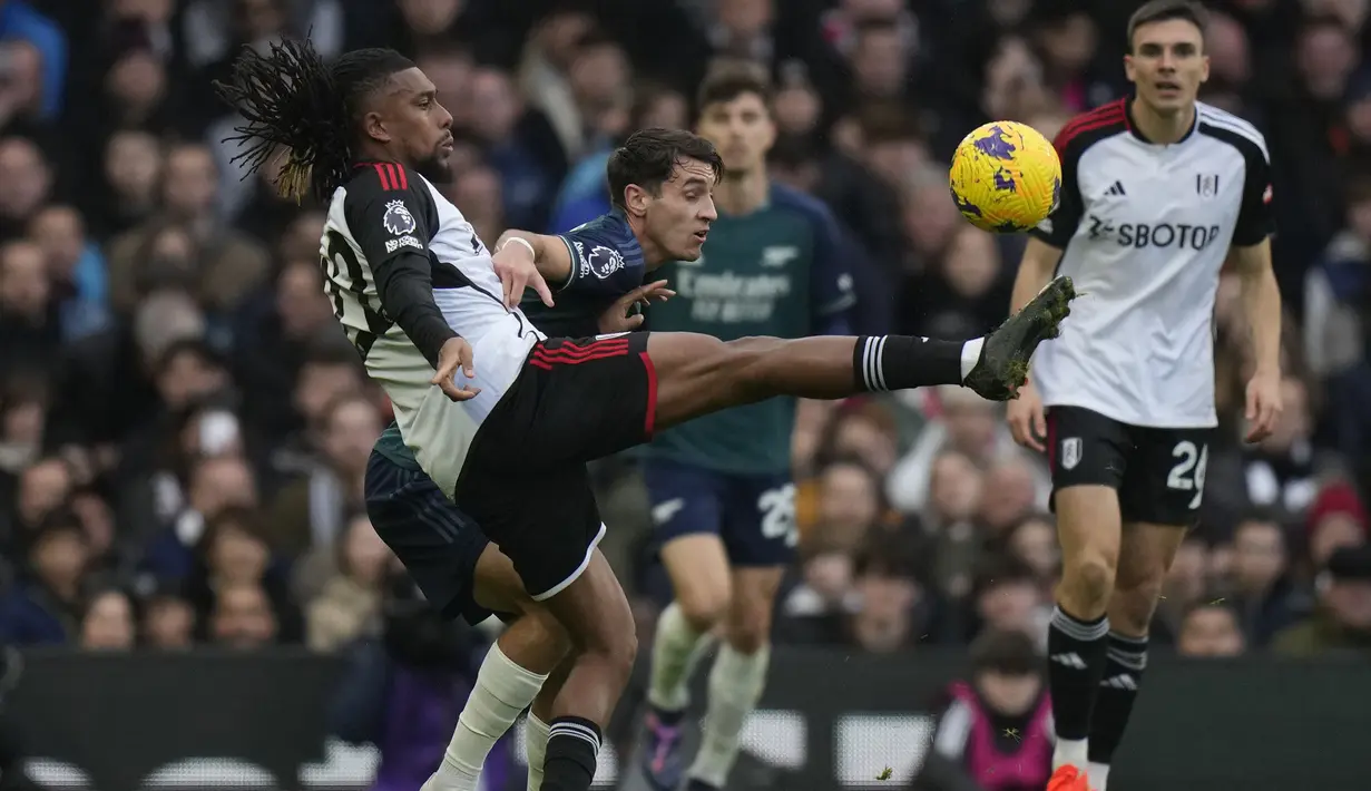 Dalam laga menghadapi Arsenal, Alex Iwobi tampil sebagai starter dan bermain selama 72 menit sebelum digantikan Andreas Pereira. Alex Iwobi mampu mencatatkan persentase akurasi umpan silang mencapai 50 persen dan mampu melepaskan dua kali tembakan mengarah ke gawang. (AP Photo/Alastair Grant)